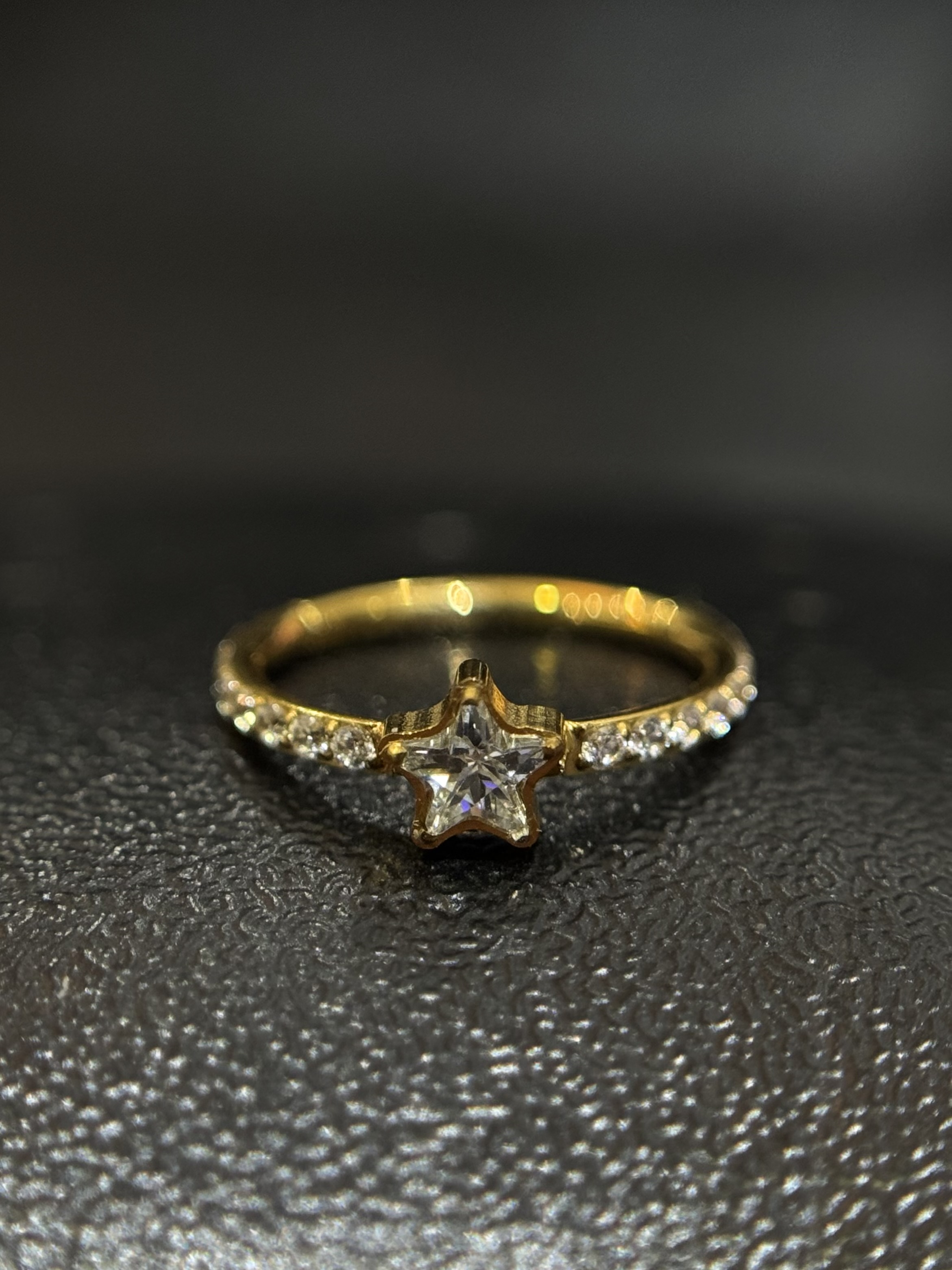 Argola Estrela Cravejada 8/10cm Dourada