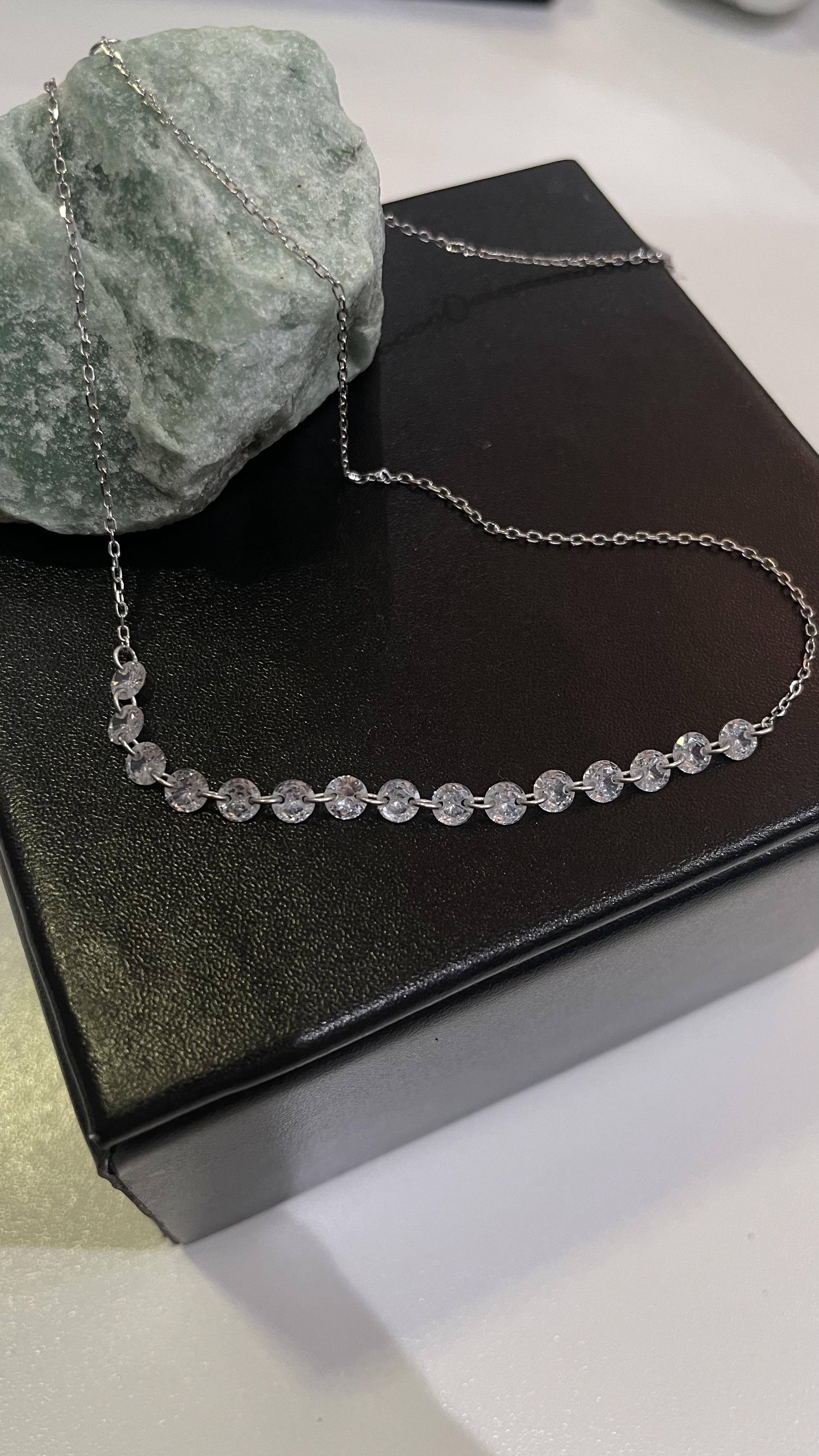 Colar/Chocker Várias Pedras Lateral com Banho de Ouro Branco