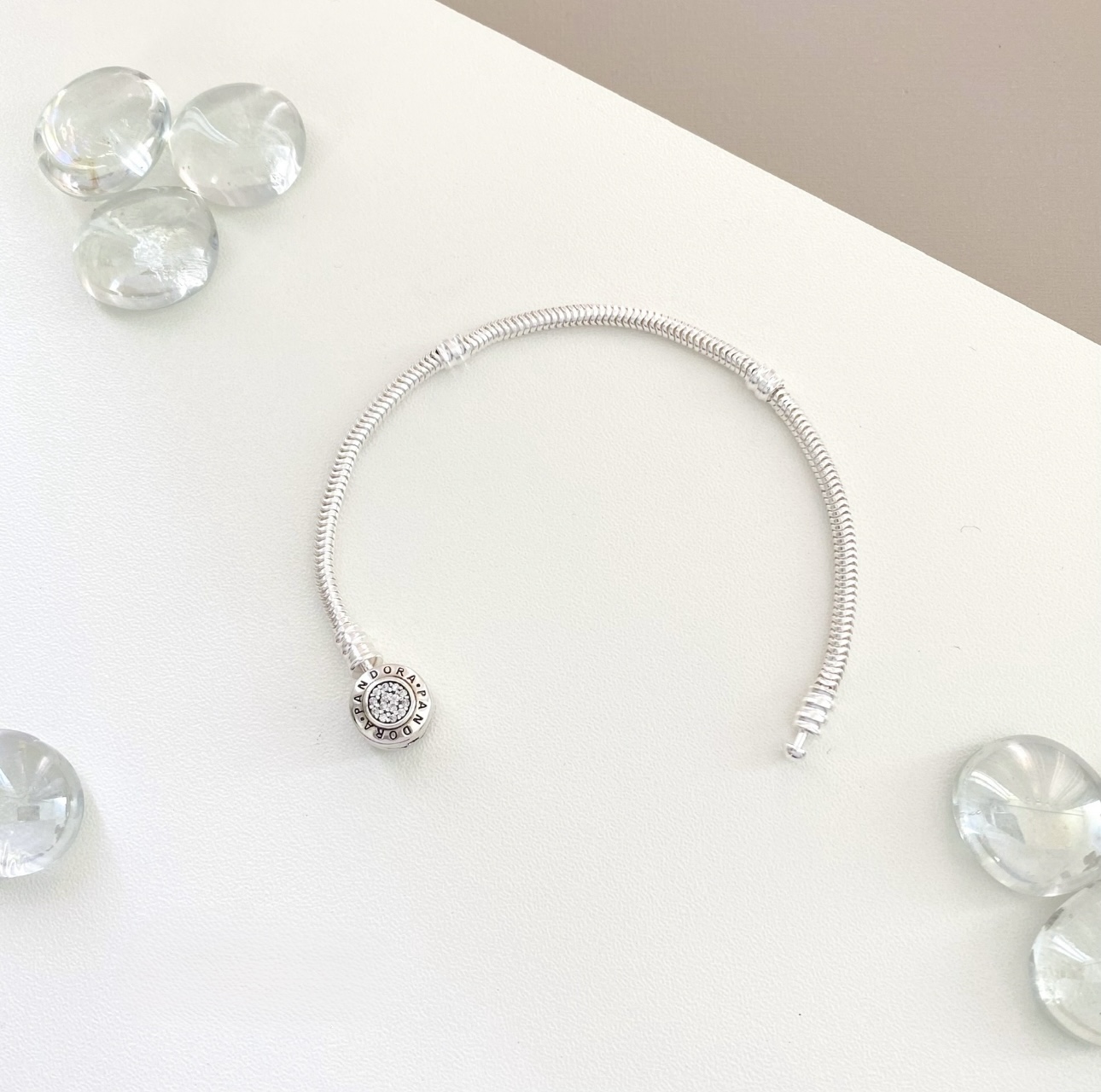 Pandora redonda com Banho de ouro branco