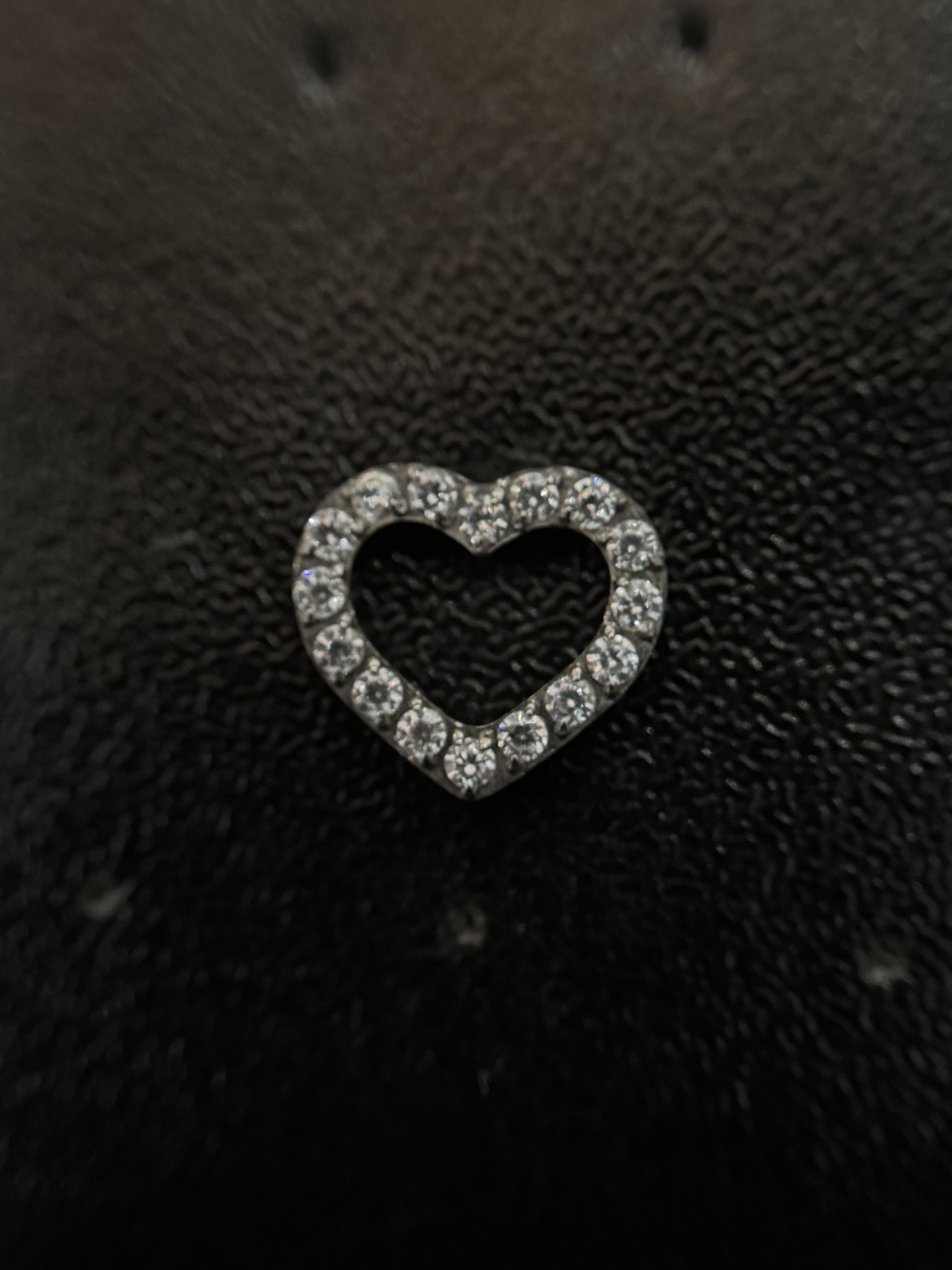 Labret Coração Vazado Cravejado Prata