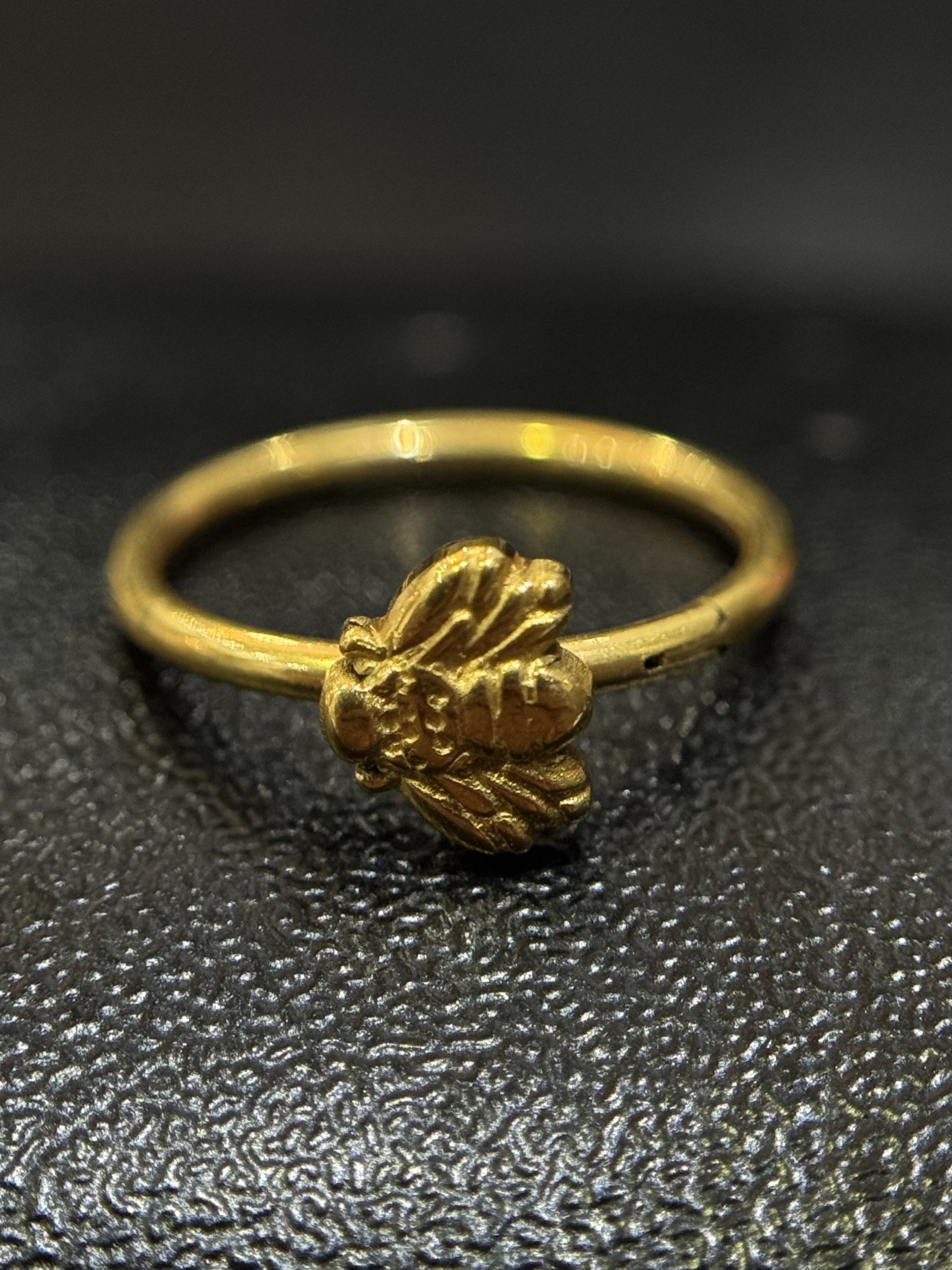 Argola Abelha lisa 8/12cm Dourada