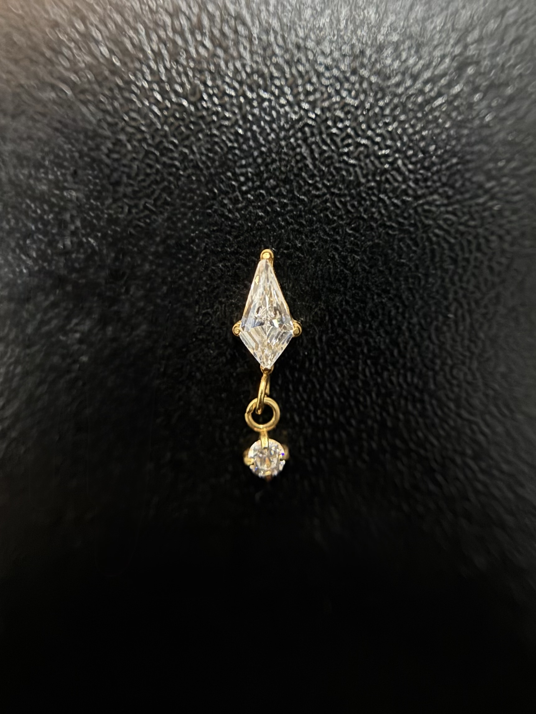 Labret Losango com Ponto Pendurado Dourado