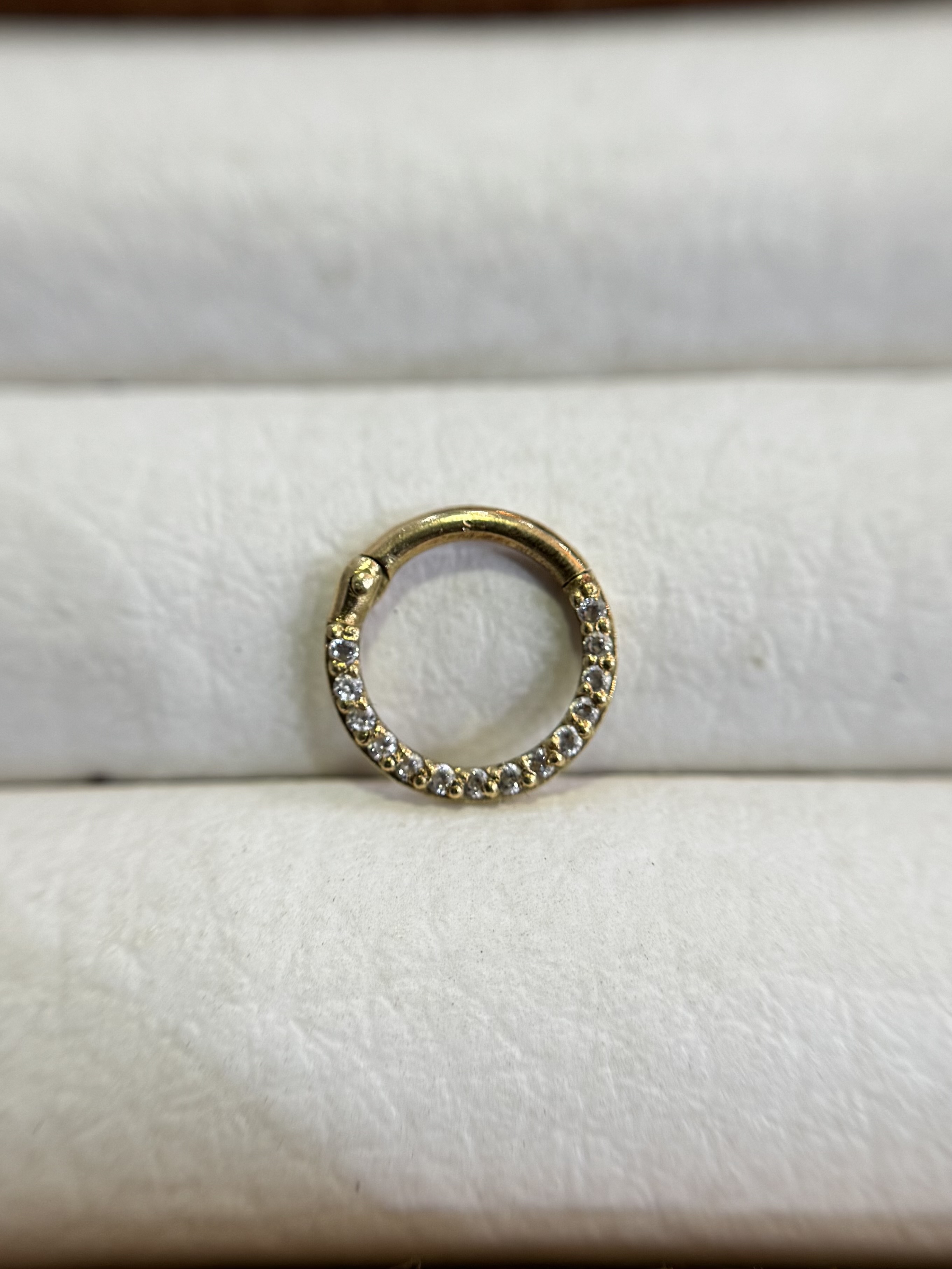 Argola Clic Um Fio Cravejado com  Zircônia 