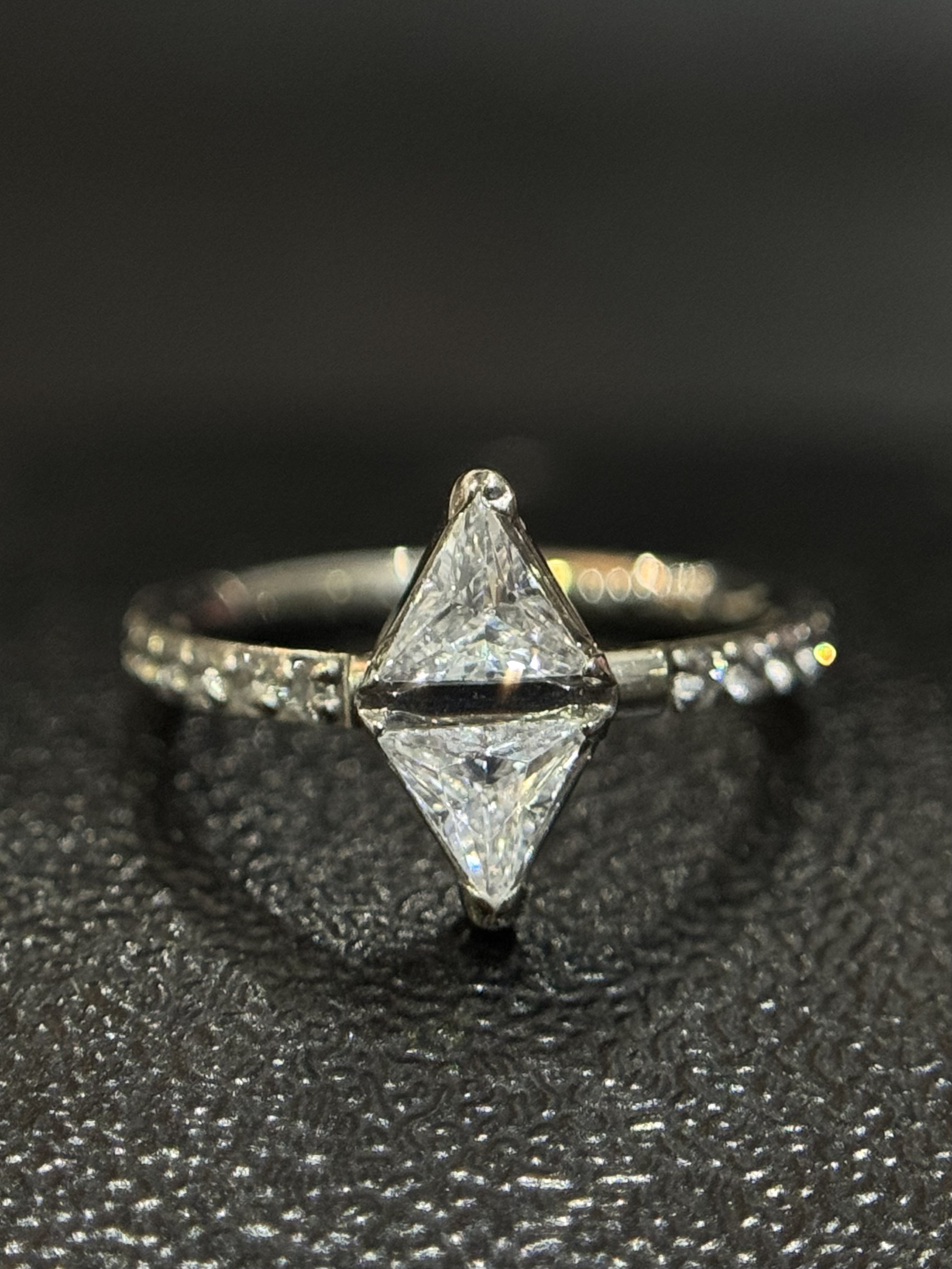 Argola Dois Triângulos Cravejada 8/10cm Prata