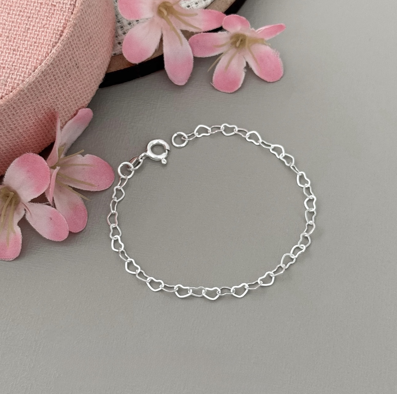 Pulseira corações vazados infantil 