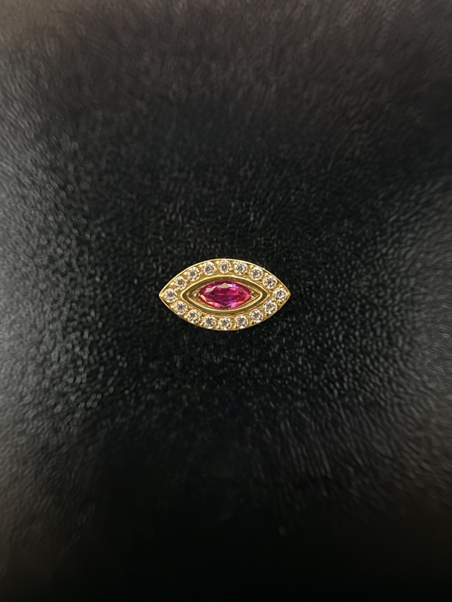 Labret Olho Dourado com Vermelho