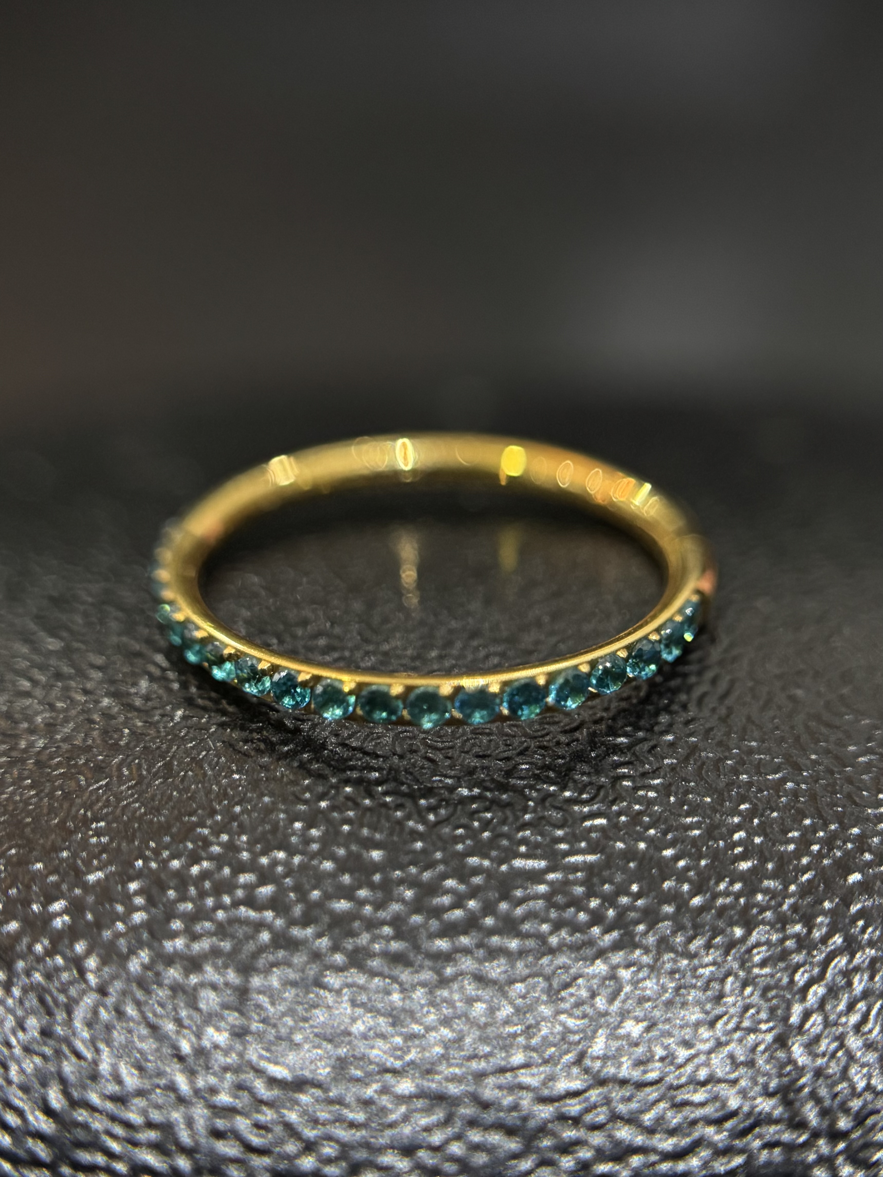 Argola 1 Fio Cravejada Azul Dourada 8/10cm