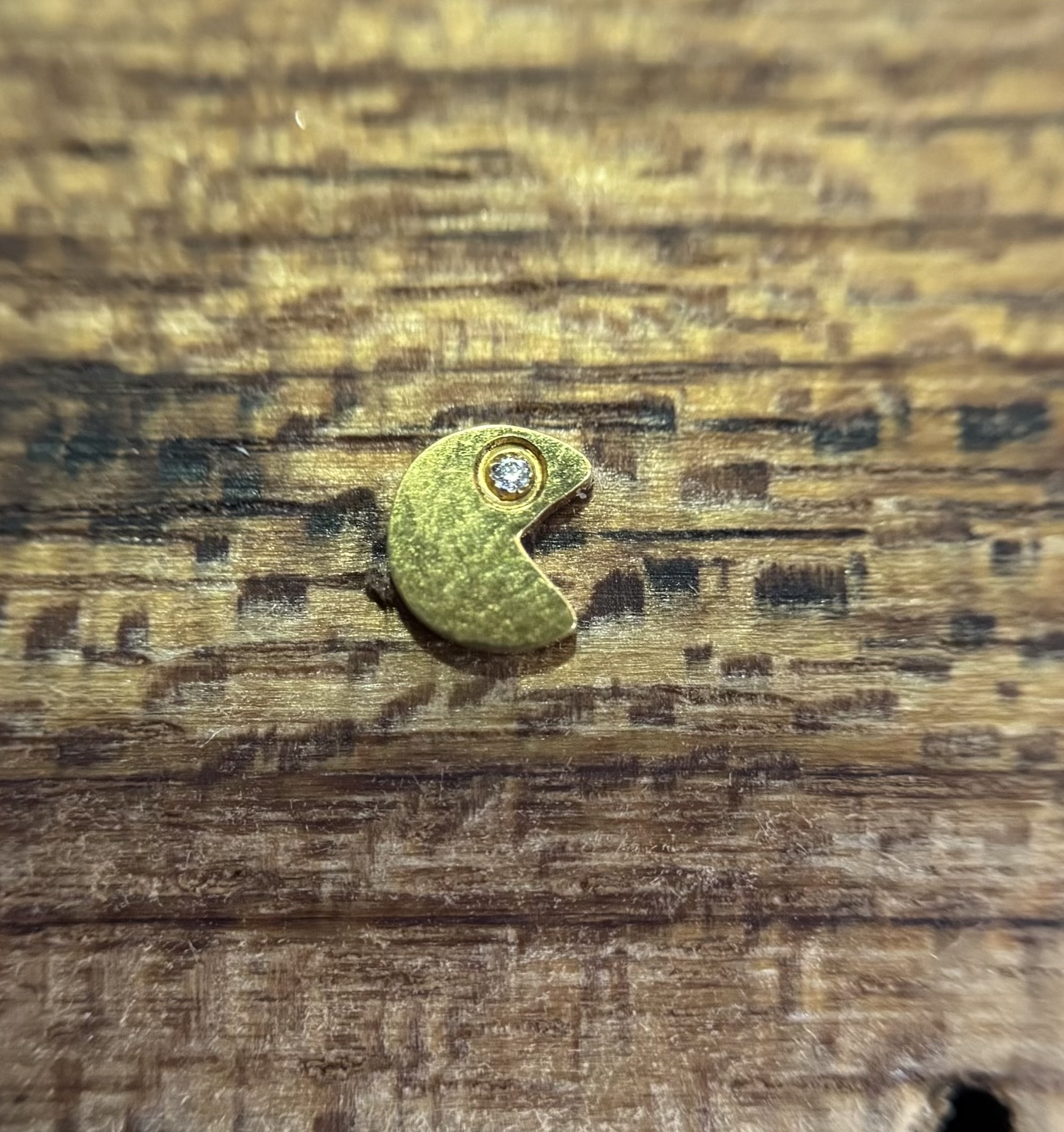 Labret Pac Man Comi Dourado