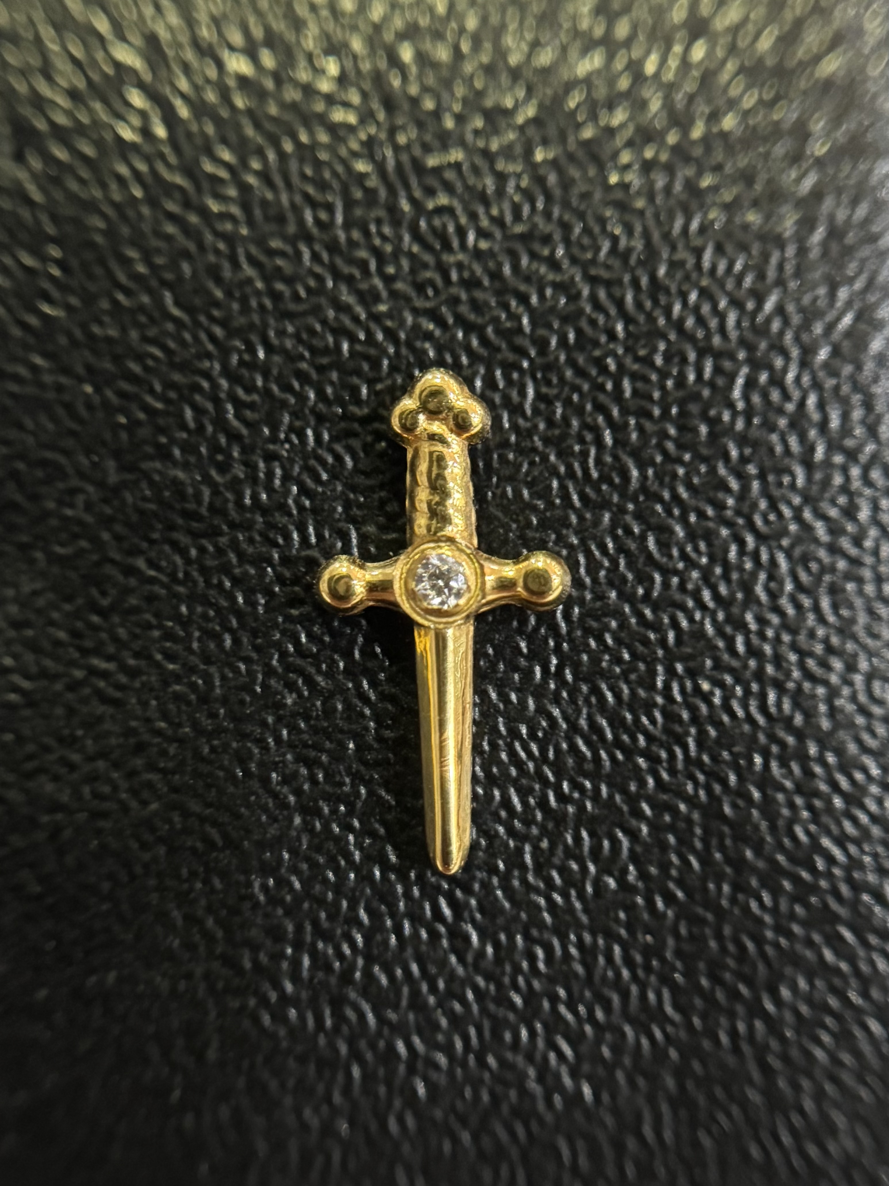 Labret Espada Ponto de Luz Dourada