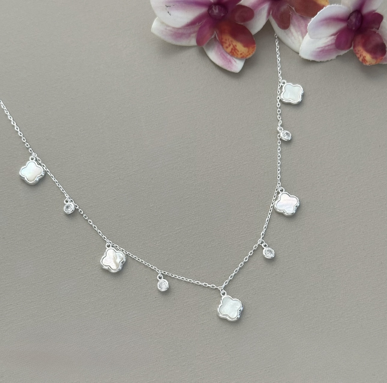 Colar/Chocker Trevo Madrepérola 