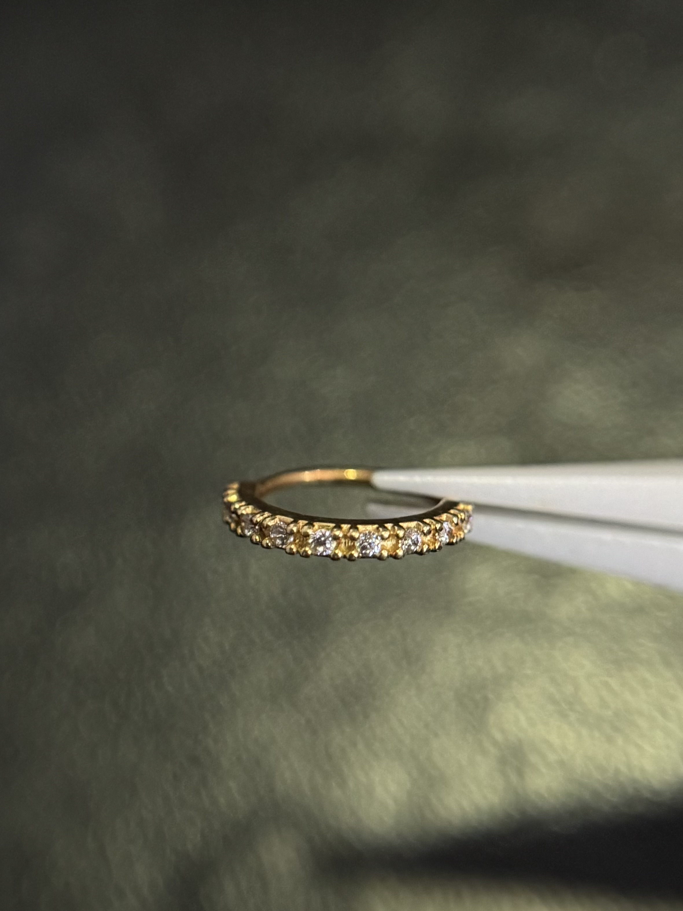 Argola Fina Cravejada com Zircônia 8mm