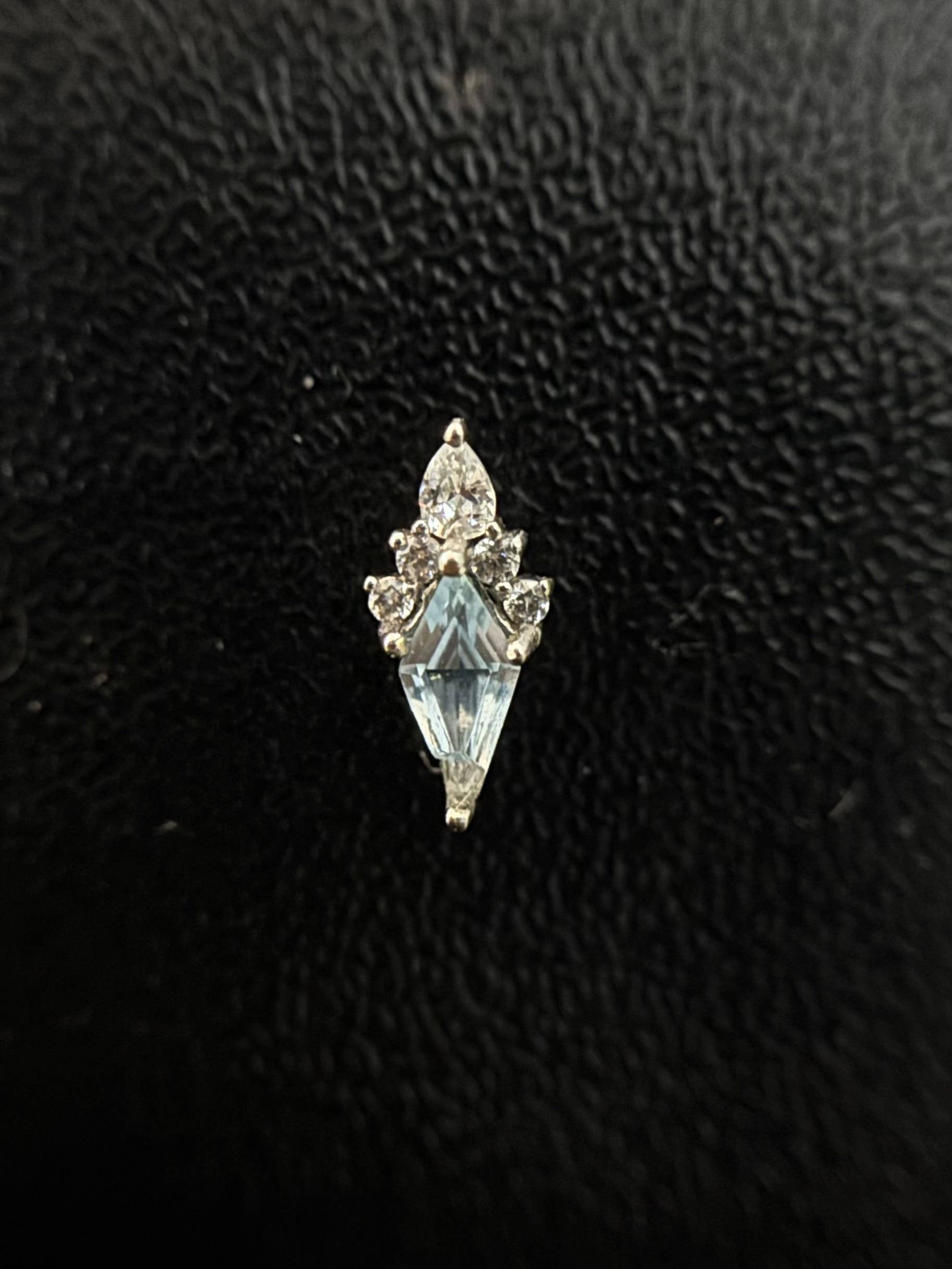 Labret Losango Azul Zircônia Ouro Branco