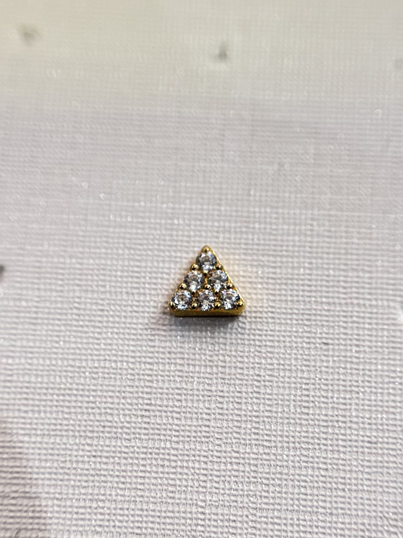 Labret Triangulo Cravejado Dourado