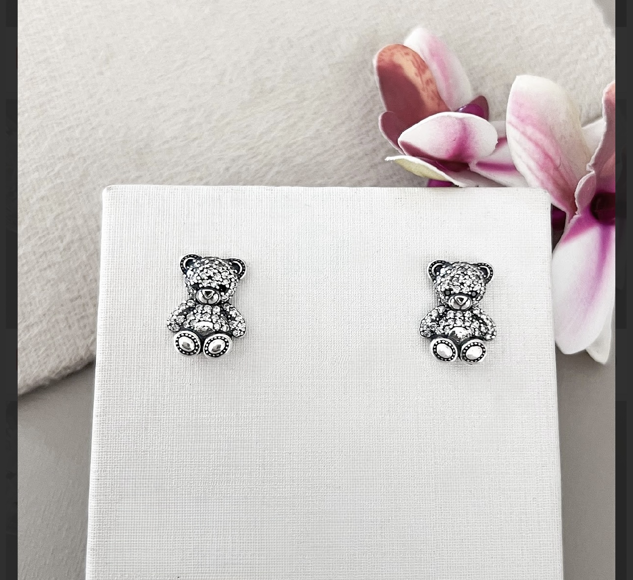 Brinco Urso com banho de ouro branco 