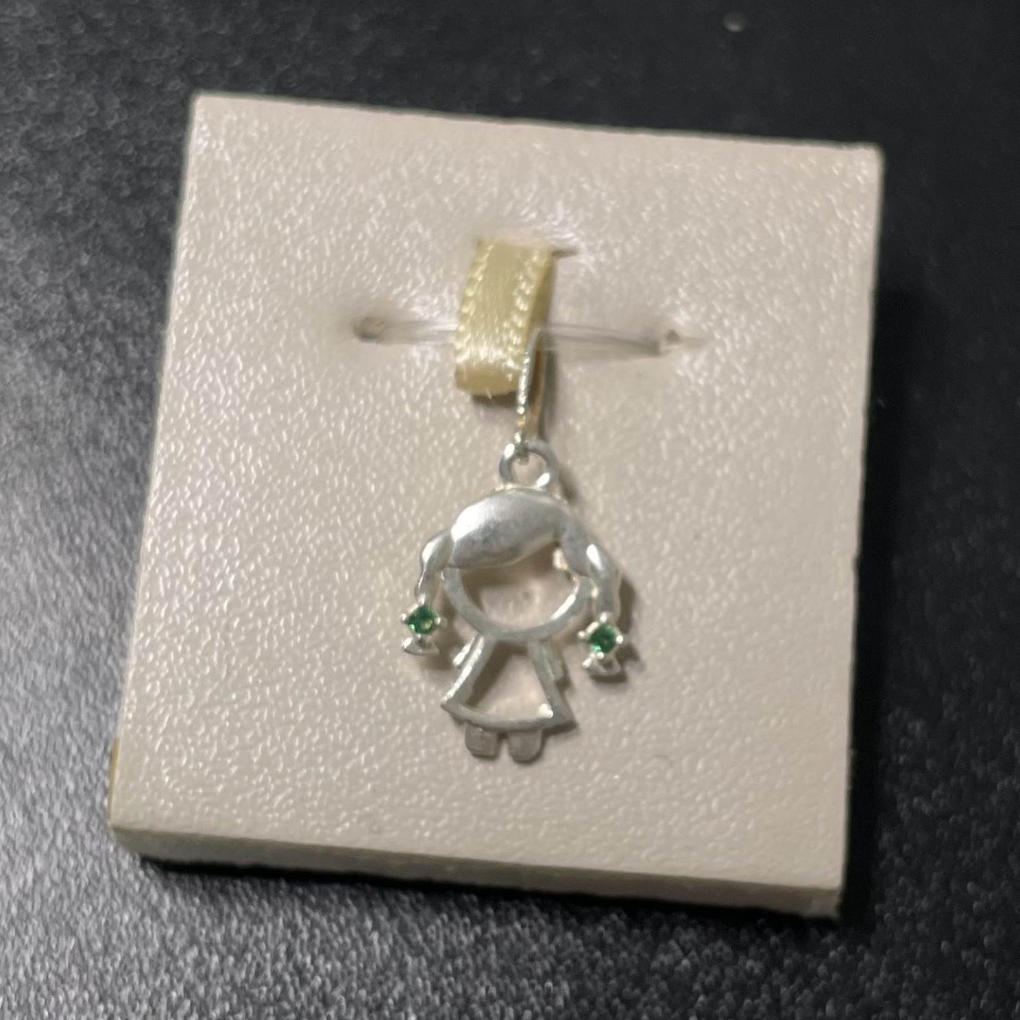 Pingente Mini Menina Ponto Verde