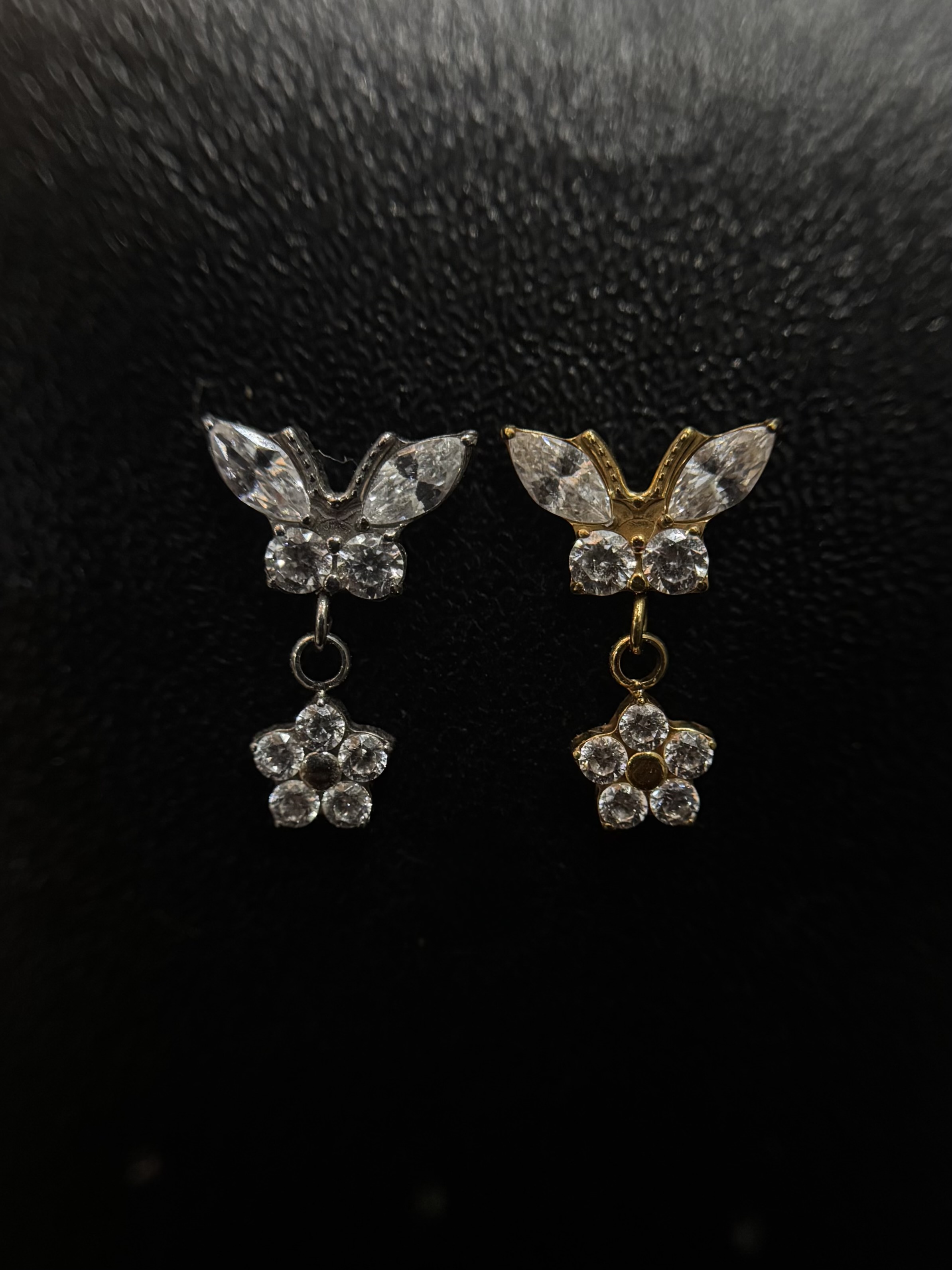 Labret Borboleta com Flor Pendurada Prata ou Dourada