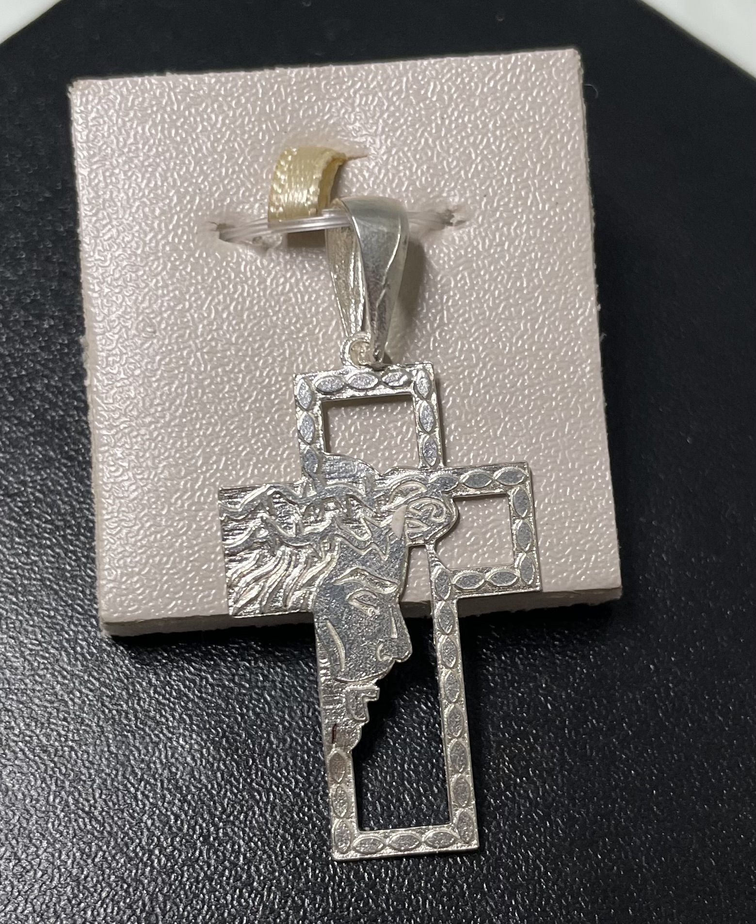 Pingente Cruz Vazada Rosto de Cristo Desenhado