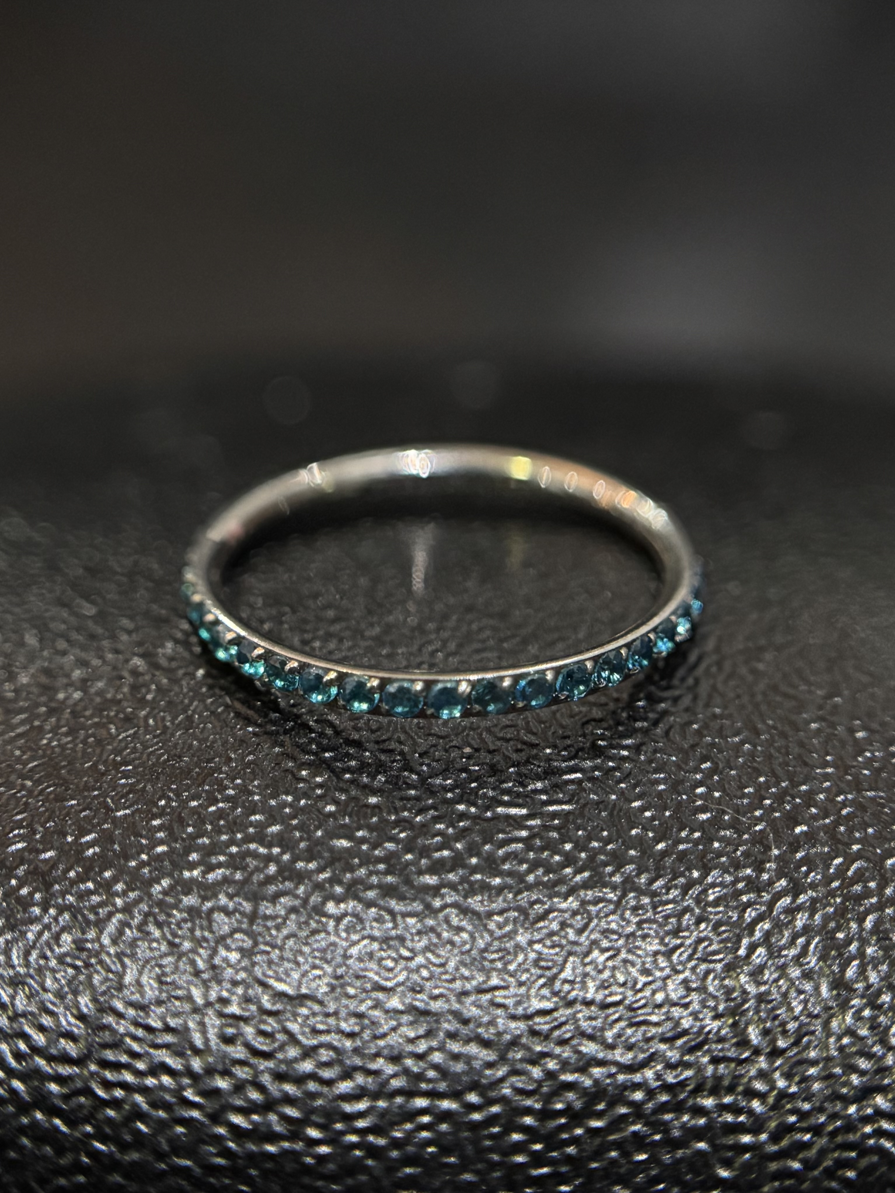 Argola 1 Fio Cravejado Azul Prata 8/12cm
