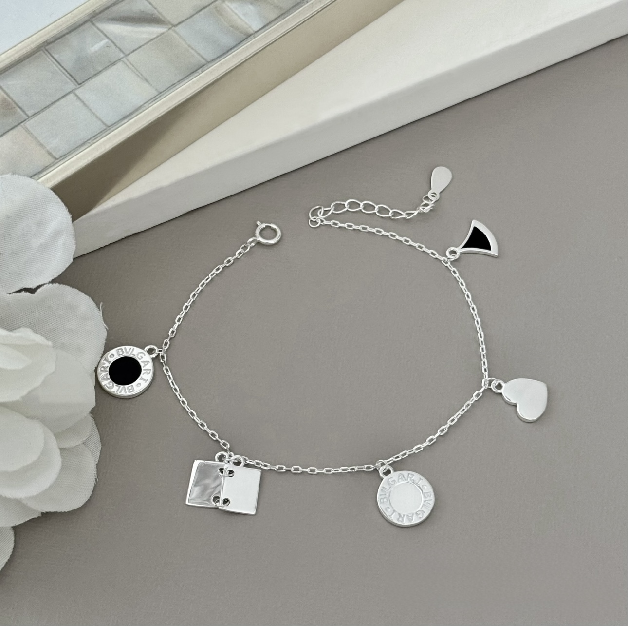 Pulseira BVLA 5 pingentes