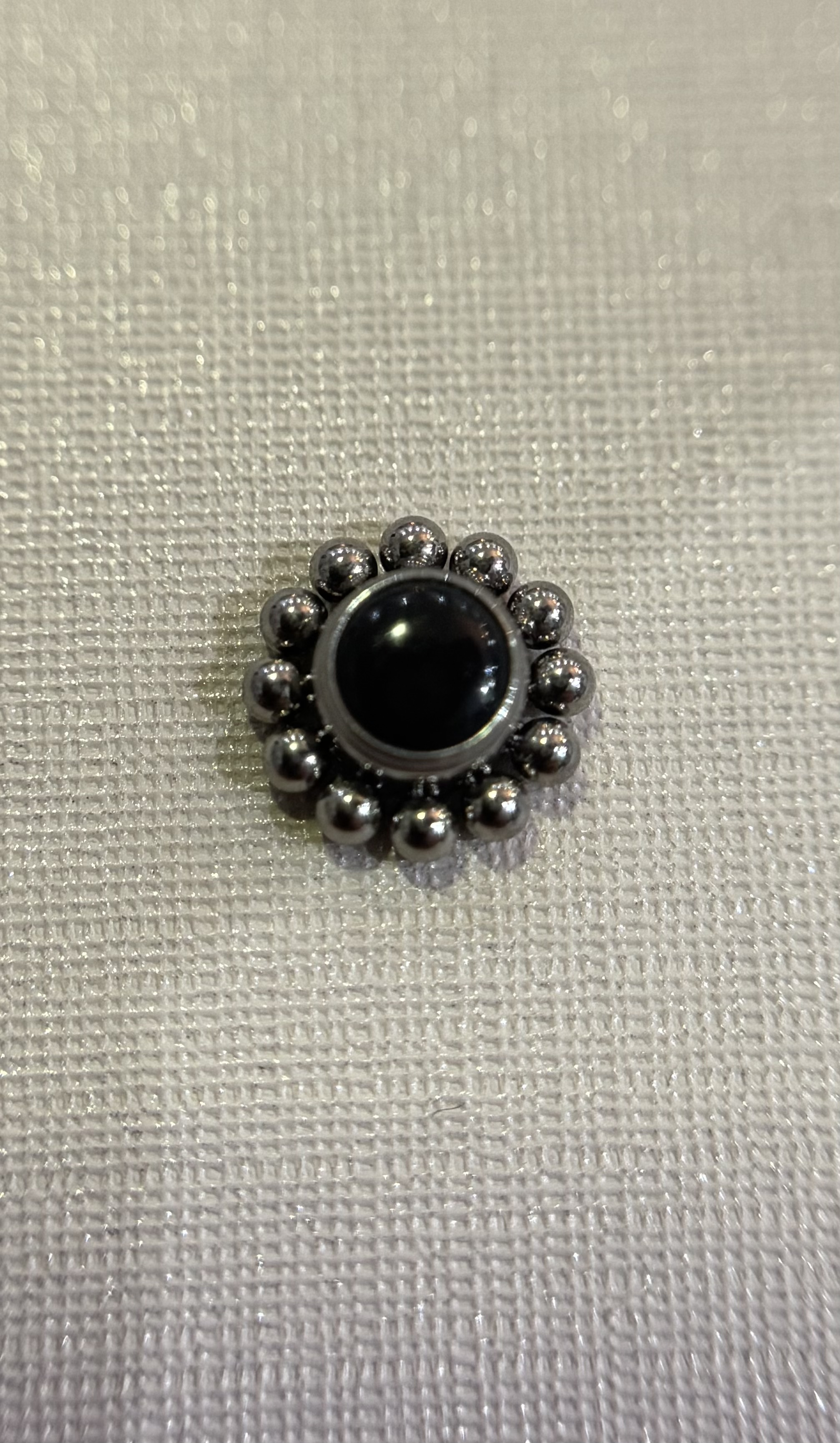 Labret Flor com Bolas Lisa e Ônix 