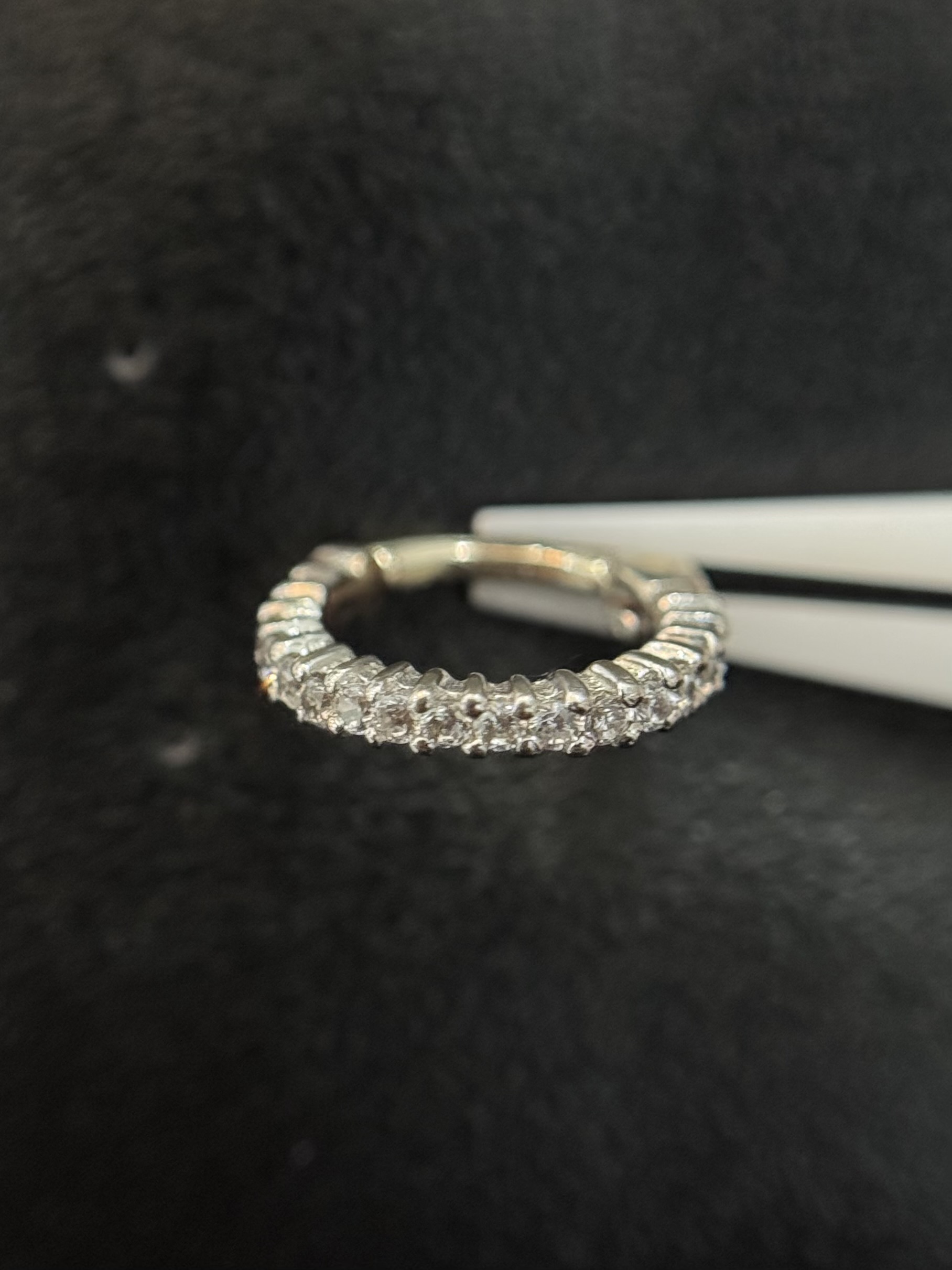 Argola Ouro Branco com Zircônia 8mm