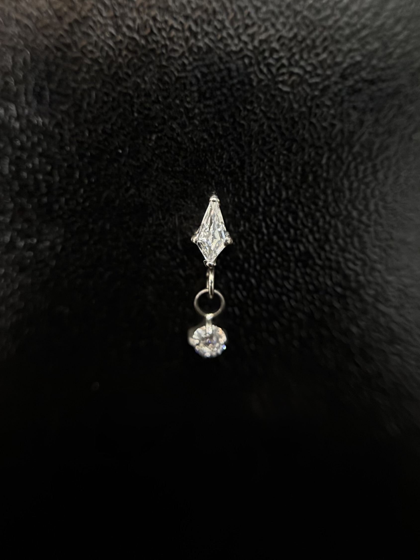 Labret Losango com Pingente de Ponto Prata